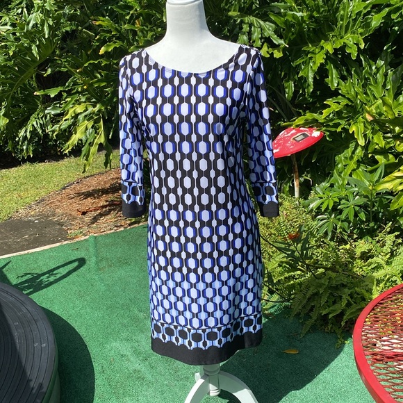 Beautiful dress, magnificent colors size medium very stretchy material - Picture 4 of 5